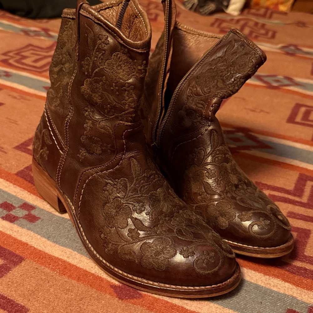 TAOS "Privilege" Brown Leather Embroidered Western Short Cowboy Boots